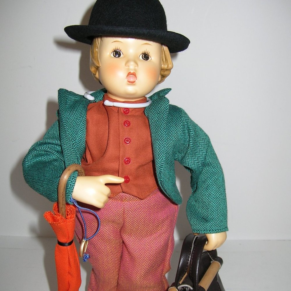 M I Hummel Goebel DOLL MERRY WANDERER HUM 516 Porcelain Soft Body Box Stand 1990